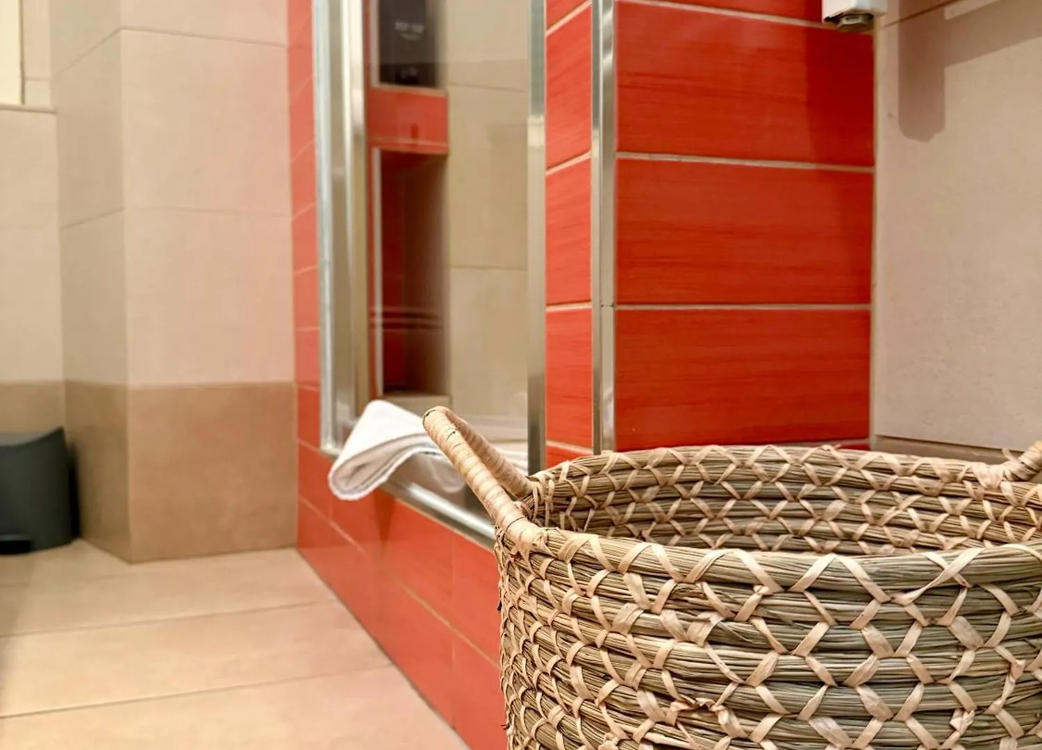 Lr Deluxe Apartments - San Babila Cozy Home Milan Italy